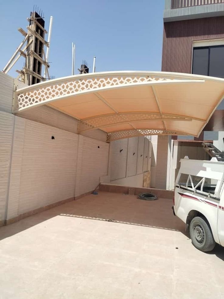 تنفيذ مظلات سيارات داخلية بهيكل حديدي مدعم.